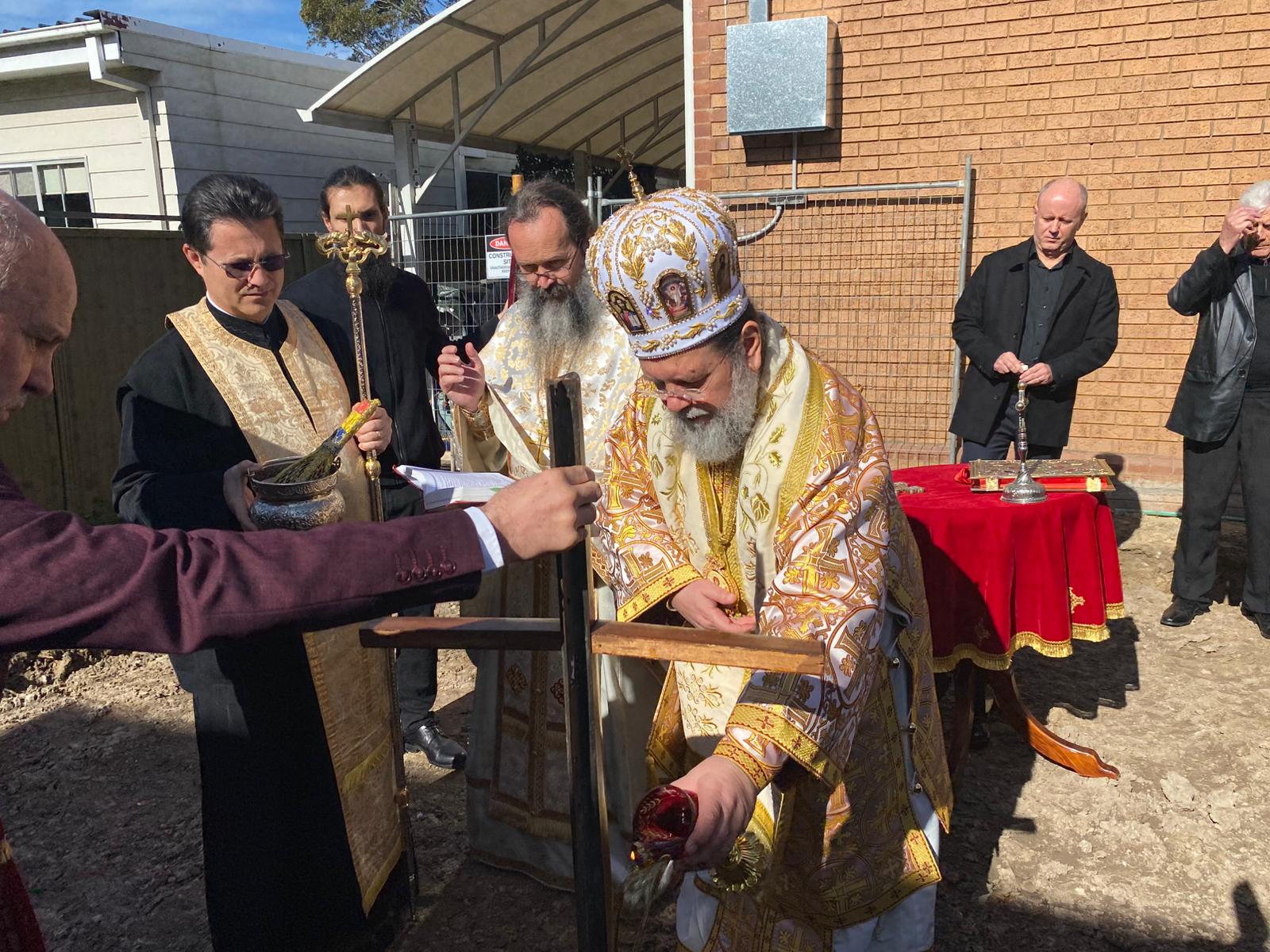 Episcopul Mihail, Parintele Valeriu Botezatu, Parintele Nicu Dranca si membrii parohiei